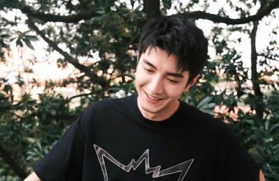 Don’t be too simple when wearing T-shirts for men (the style is interesting and fashionable)