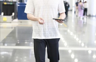 Wearing a hollow T-shirt, the chest muscles are looming (the handsome man is full of charm)