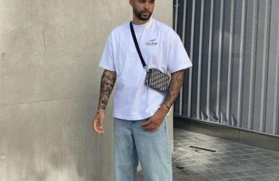 Jeans + T-shirt are a classic combination (easily create different charms)