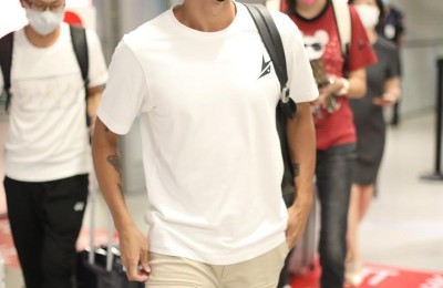 Cargo shorts + white T-shaped shirt are full of male style (the wife lowered her head the whole time)