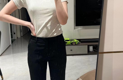 Slim-fitting, straight-shoulder T-shirts are the must-have for summer (can be worn by all working women and students)