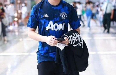 Manchester United T-shirt + sweatpants are low-key and fashionable (my wife’s long legs are very eye-catching)