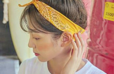 How to wear a headscarf (a simple way to tie a small square scarf)