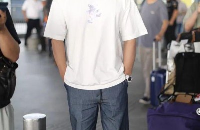 The T-shirt looks fashionable and elegant (you can wear it like this perfectly)