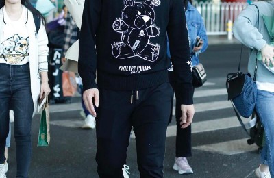 Sports shorts + white T are simple and elegant (the shape really shows your temperament)