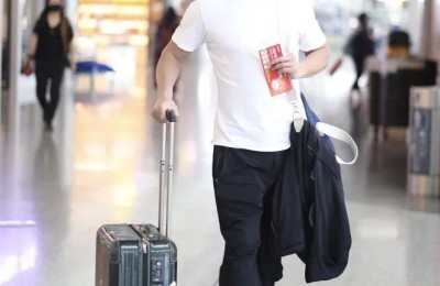 A white T-shirt and a pair of leather boots are very tough-guy style (he likes to wear them like this)