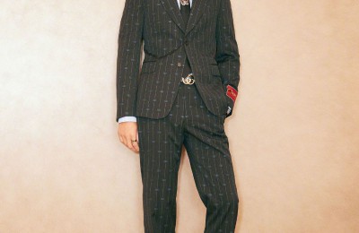 The bright red T-shirt + cargo shorts are fashionable and handsome (the height of 191 cm is like a supermodel)