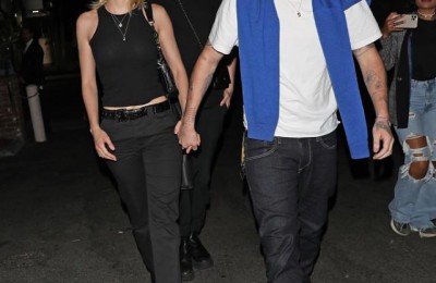 White T+ jeans look very stylish (but the hunched posture is too negative)