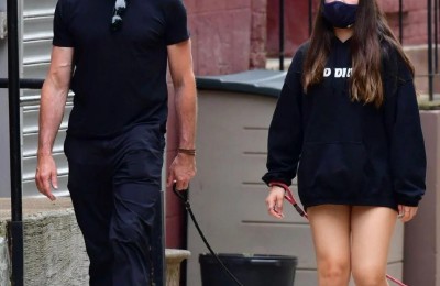 Cargo shorts + tight T-shirt (showing your perfect figure)