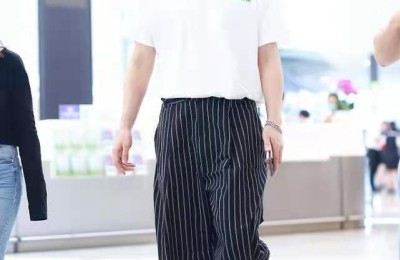 T-shirt + striped pants are artistic and fashionable (he likes to tuck in his clothes very much)