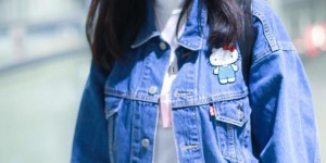 Liu Yan looks sexy and cute (a denim suit paired with a white T-shirt makes her look girly)