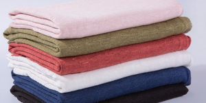 What are the advantages and disadvantages of knitted fabrics?