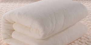 What material is the quilt core made of? How to wash the quilt core if it is dirty?