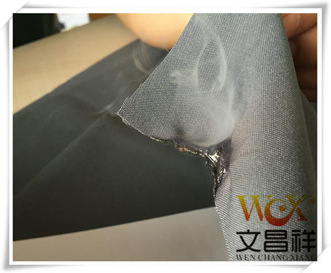 Flame-retardant fabric that goes out immediately from the fire